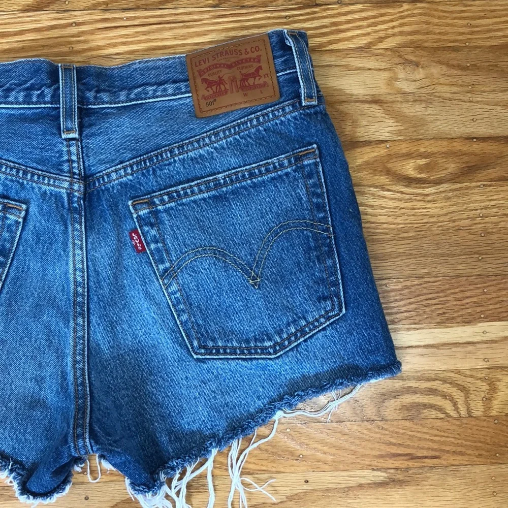 Levi’s 501 High Rise Cut-Off Denim Shorts Size 27 - Picture 11 of 14